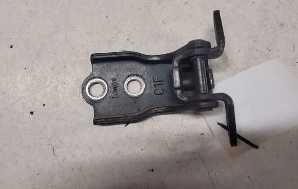 Chevrolet Captiva Front door upper hinge