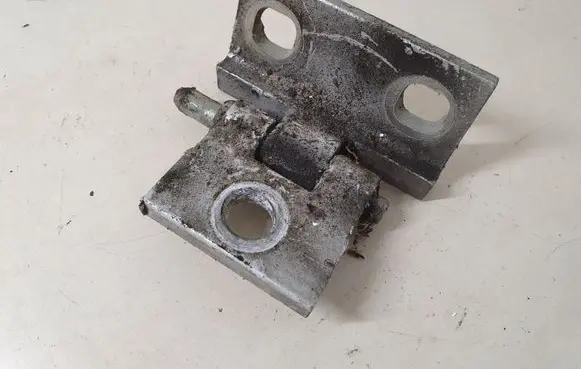 Volvo XC90 Front door upper hinge