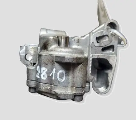 Volkswagen PASSAT B6 Oil pump 03L115105 03L115153A