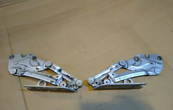 Volkswagen Golf Plus Engine bonnet/hood hinges 5M0823301