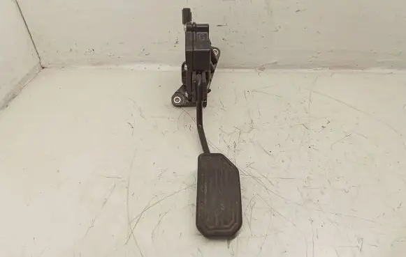 Toyota RAV 4 (XA30) Accelerator throttle pedal 1988007280 02N03D00067 781142030