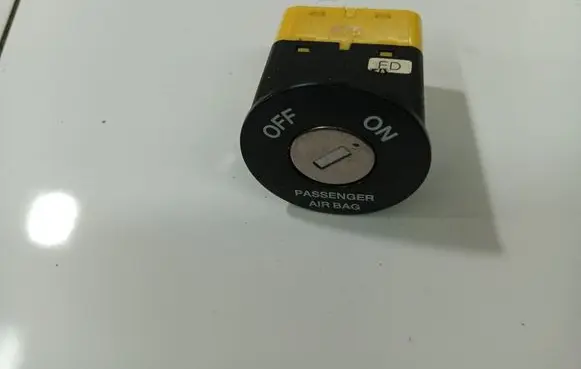 KIA Ceed Passenger airbag on/off switch 