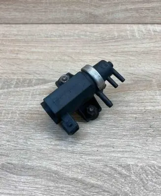 BMW 5 E39 Turbo solenoid valve 2246175 72190323