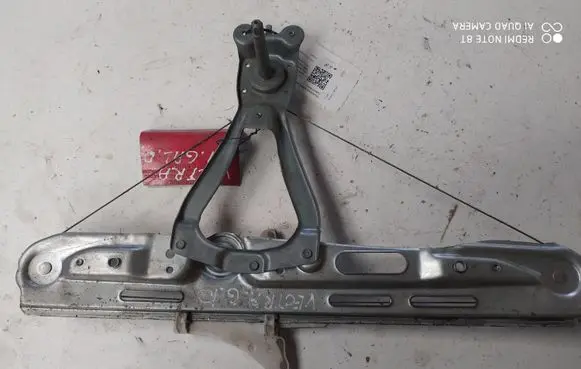 Rear door manual window regulator