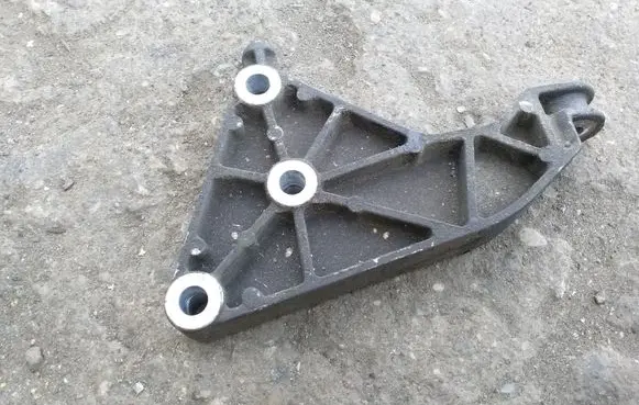 Engine mounting bracket