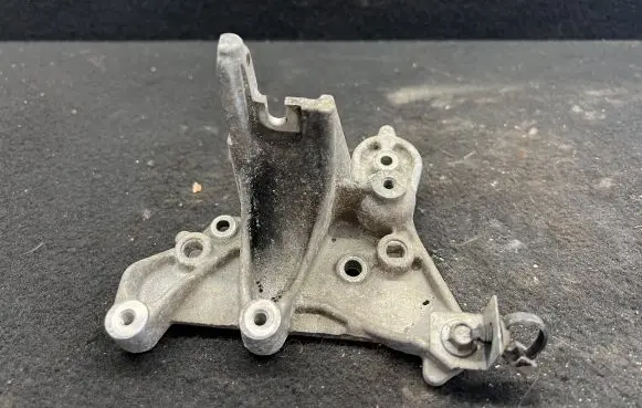 Ford C-MAX I Engine mounting bracket 9648584680