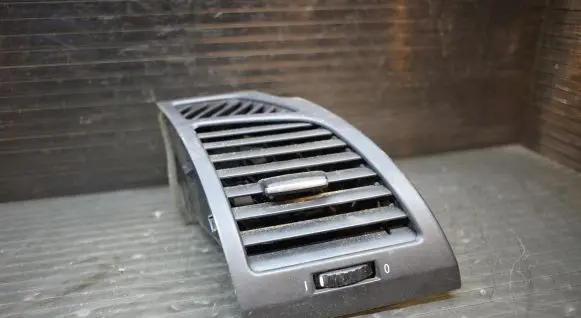 BMW 1 E81 E87 Dashboard side air vent grill/cover trim 7059188