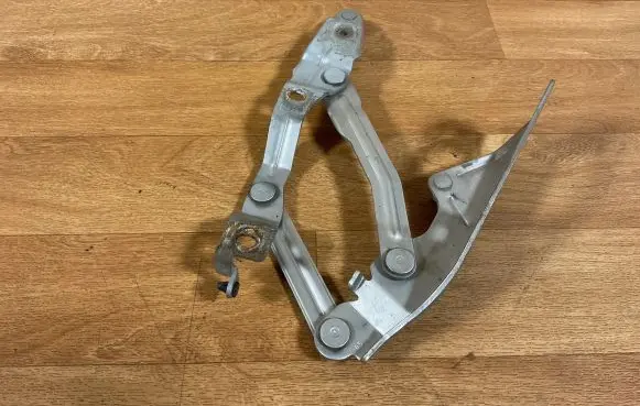 Audi TT Mk1 Engine bonnet/hood hinges 8N0823302