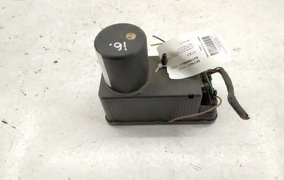 Mercedes-Benz C W202 Central locking vacuum pump A2028001648 2028001648