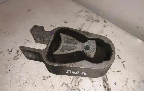 Volvo XC90 Engine mount bracket A4015
