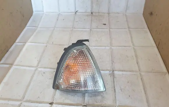 Nissan Primera Front indicator light 21024548