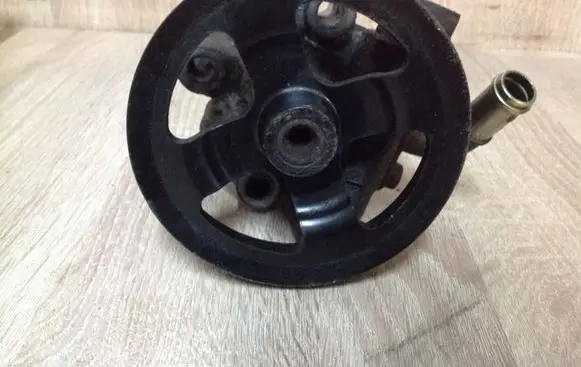 Toyota Avensis T250 Power steering pump
