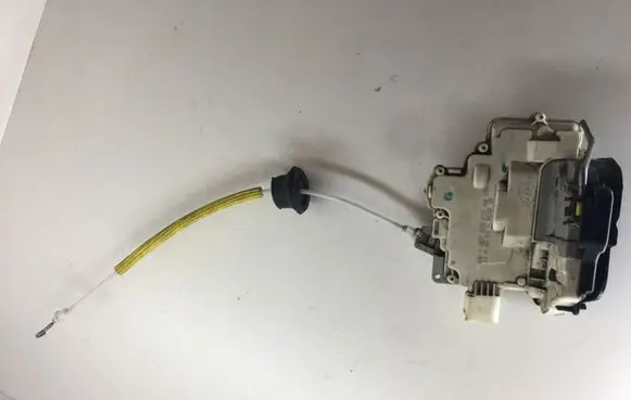 Audi A4 S4 B7 8E 8H Front door lock 8E0839015