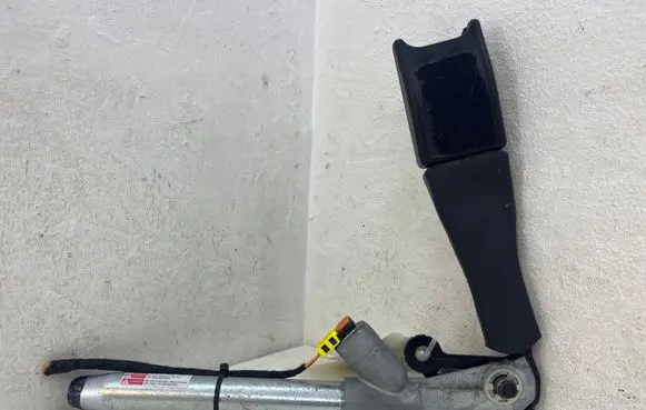 Front seatbelt buckle