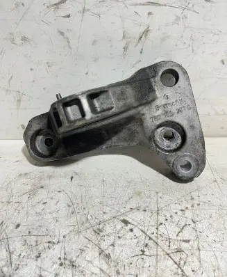 Volkswagen Transporter - Caravelle T5 Engine mounting bracket 7H0199207B