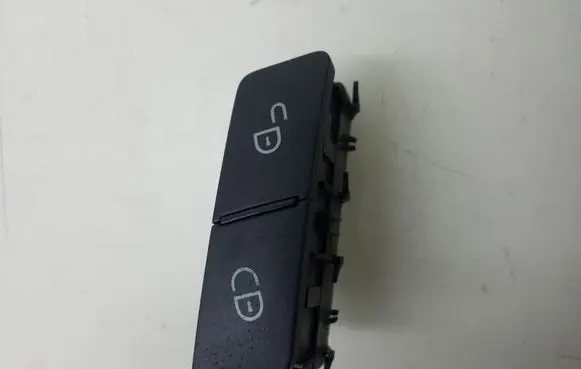 Mercedes-Benz C W204 Central locking switch button A2048706410