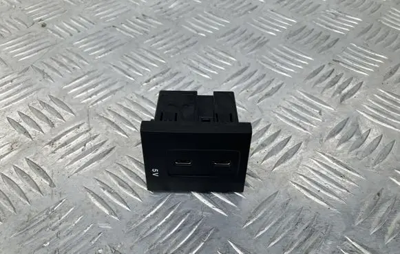 Mercedes-Benz B W247 USB socket connector A2478200301