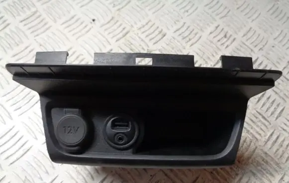 Peugeot 2008 I USB socket connector 9674655277