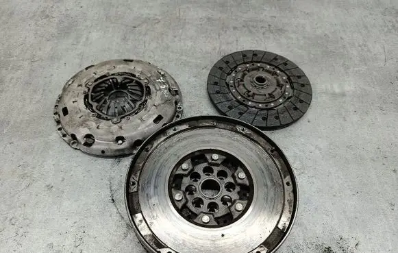 Opel Astra J Dual mass flywheel 324040310LUK