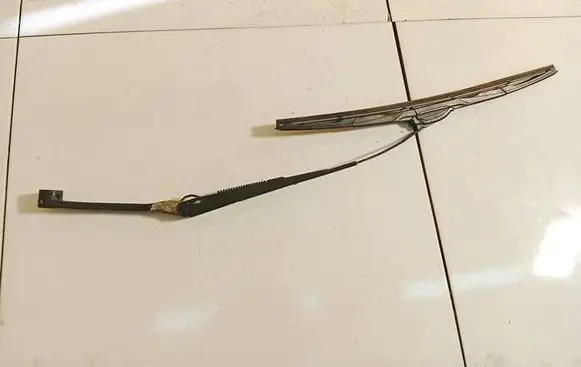 Subaru Legacy Front wiper blade arm d5899