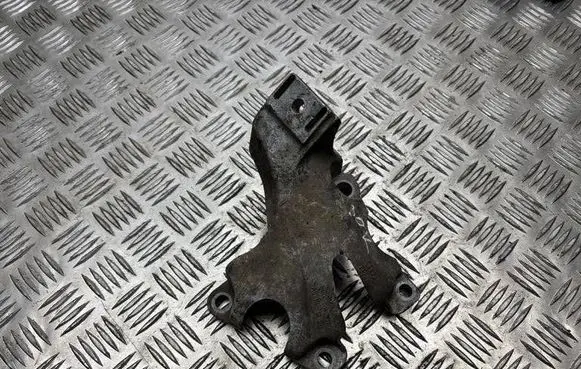 Audi A4 S4 B7 8E 8H Engine mounting bracket 8E0199307E