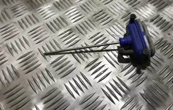 Volkswagen PASSAT B3 Central locking vacuum pump 