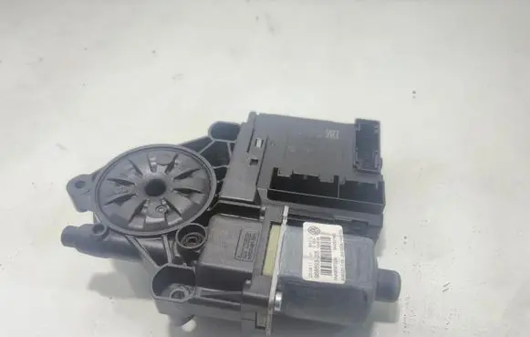 Volkswagen PASSAT B7 Front door window regulator motor 3AA959702A