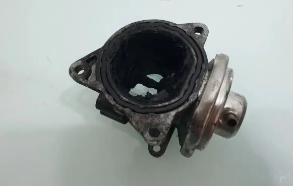 Volkswagen Golf Plus EGR valve 038129637D