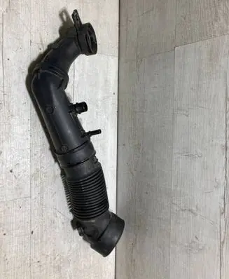 Opel Crossland X Turbo air intake inlet pipe/hose 9807939780