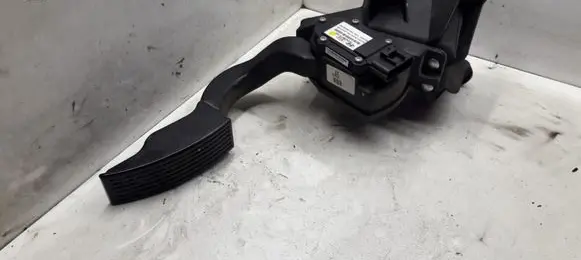 Accelerator throttle pedal