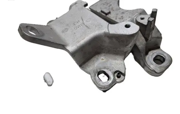 Mazda CX-30 Engine mount bracket