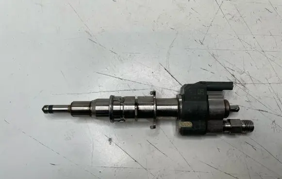 BMW 3 E92 E93 Fuel injector 7589048