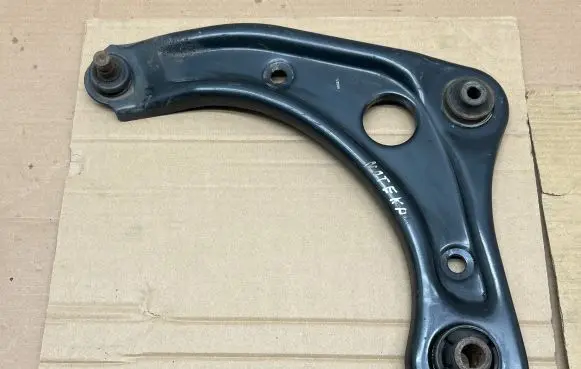 Nissan Note (E12) Front lower control arm/wishbone