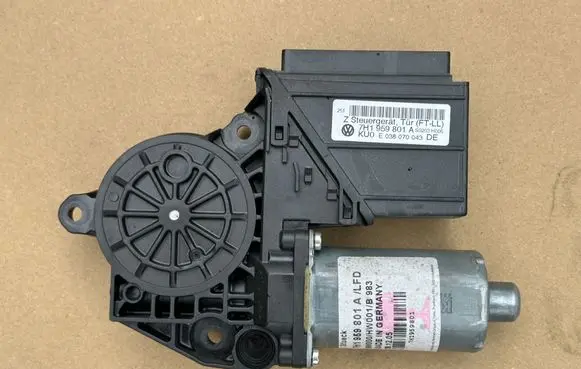 Volkswagen Multivan T5 Front door window regulator motor 7H1959801A