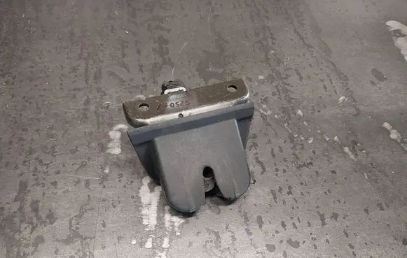 Audi A6 S6 C5 4B Tailgate/trunk/boot lock/catch/latch 4B95827520