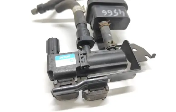 Jaguar XJ X350 Vacuum valve 2W939C915BA 1013624231