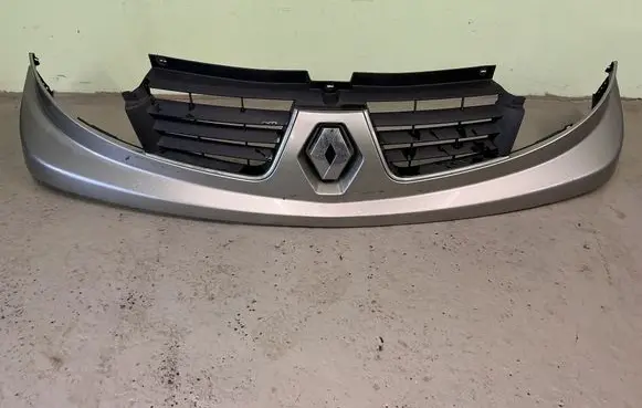 Front bumper upper radiator grill