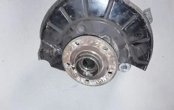 Seat Alhambra (Mk2) Front wheel hub 3C040724F