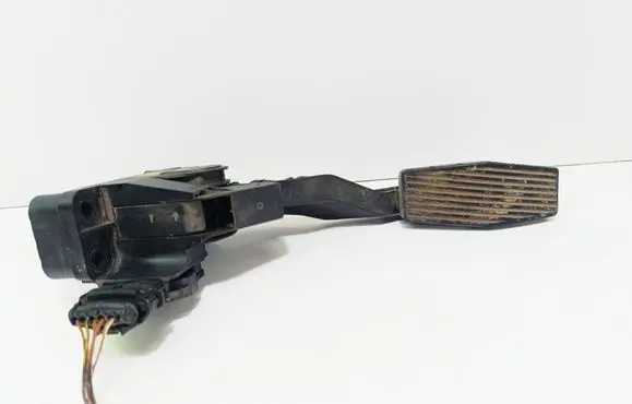 Accelerator throttle pedal