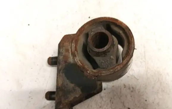 Mazda 626 Engine mount bracket
