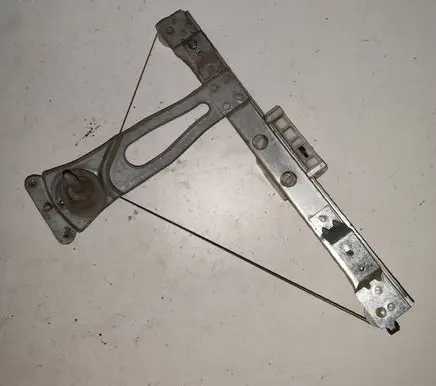 Rear door manual window regulator
