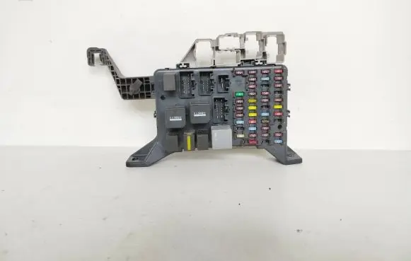 Ford Mondeo Mk III Fuse module 4L1721140 4S7T14A078AA