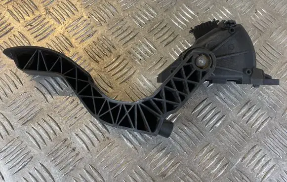 Accelerator throttle pedal