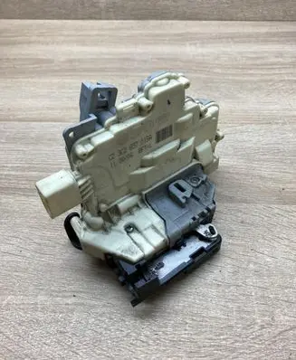 Volkswagen PASSAT B7 Front door lock 3C2837015A