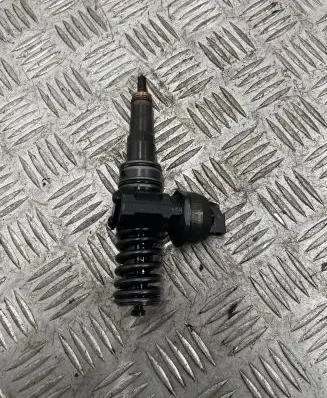 Volkswagen PASSAT B6 Fuel injector 038130073BN