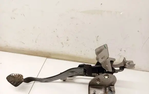 Dacia Sandero Clutch pedal 465033265R