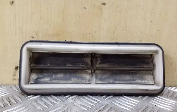 Quarter panel pressure vent