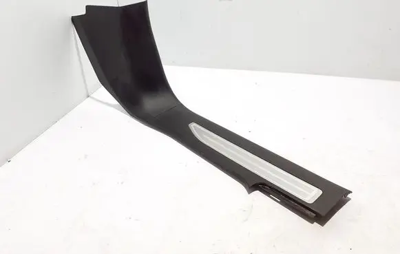 Chevrolet Silverado Front sill trim cover 84874311