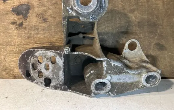 Audi A4 S4 B5 8D Engine mounting bracket 8E0199351