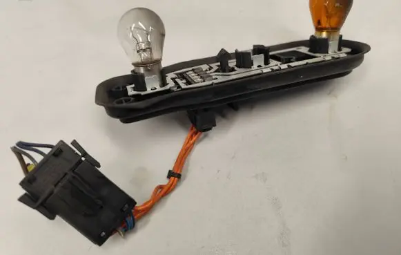 BMW 5 E39 Tail light bulb cover holder 393390 2496339